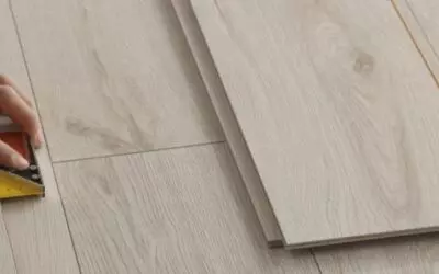 Hoe werkt de aansluiting tussen bestaande woning en nieuwe uitbouw technisch gezien?